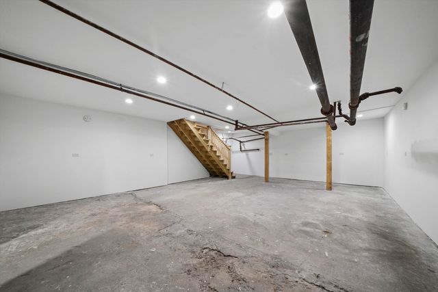 2140 W Cermak Road, Chicago, IL 60608