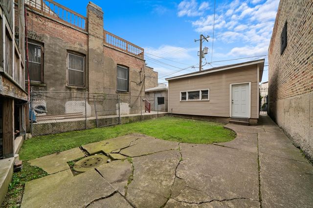 2140 W Cermak Road, Chicago, IL 60608