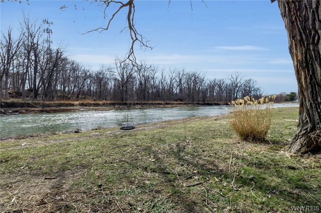 23 West Willowdale Drive, West Seneca, NY 14224