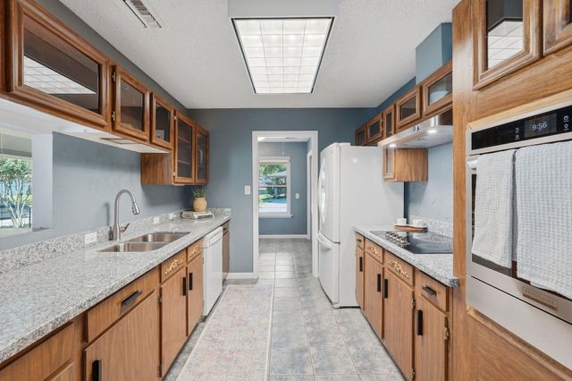 45 Champions Colony E, Houston, TX 77069
