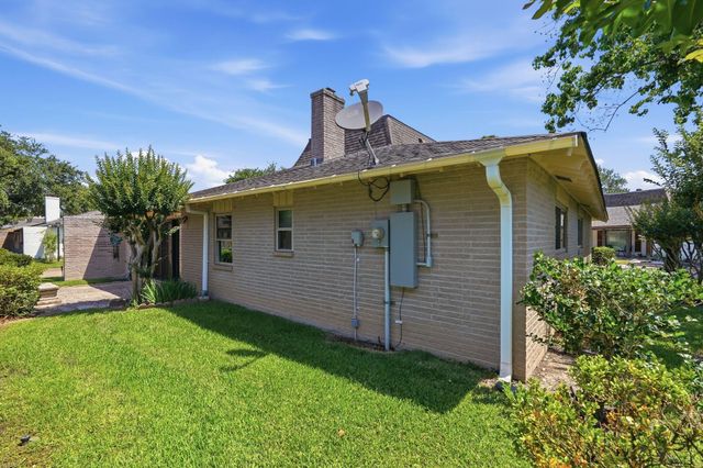 45 Champions Colony E, Houston, TX 77069