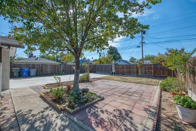 981 N Thorne Avenue, Fresno, CA 93728