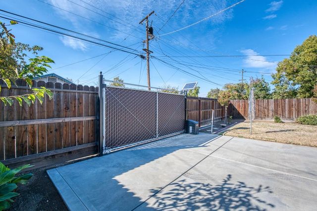 981 N Thorne Avenue, Fresno, CA 93728