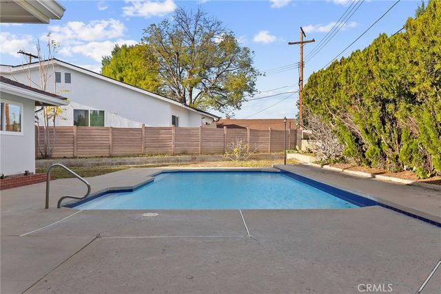 10000 Amestoy Avenue, Northridge, CA 91325