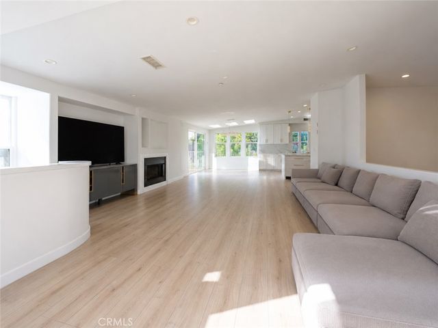 21765 Ybarra, Los Angeles, CA 91364