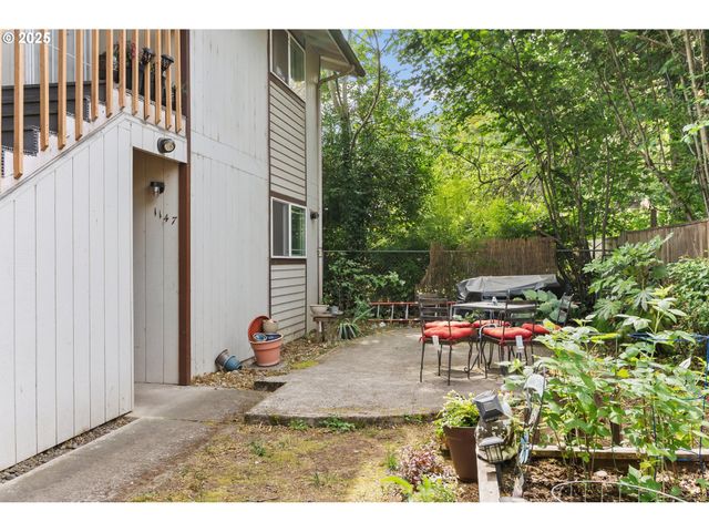 1147 W 11TH Aly, Eugene, OR 97402