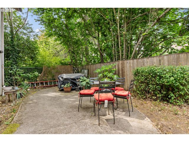 1147 W 11TH Aly, Eugene, OR 97402