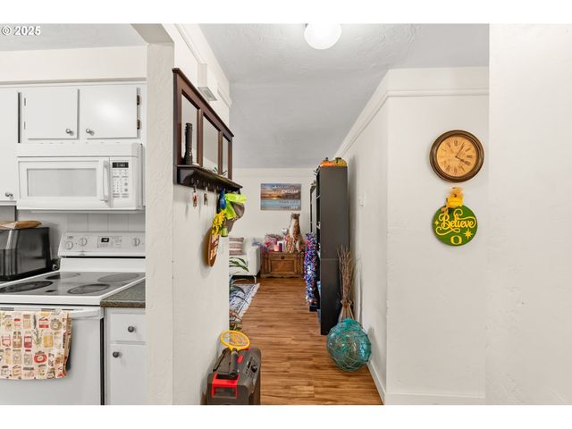 1147 W 11TH Aly, Eugene, OR 97402