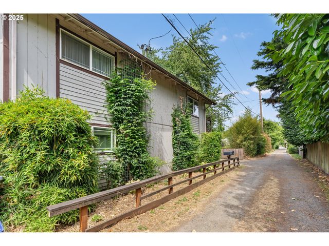 1147 W 11TH Aly, Eugene, OR 97402