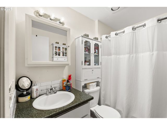 1147 W 11TH Aly, Eugene, OR 97402