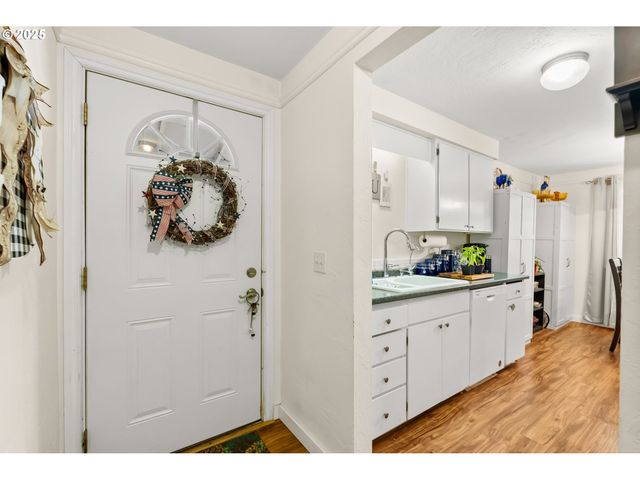 1147 W 11TH Aly, Eugene, OR 97402