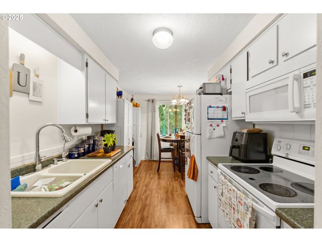 1147 W 11TH Aly, Eugene, OR 97402