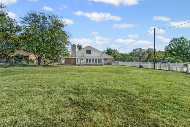 2424 Shoreview Drive, Cleburne, TX 76033