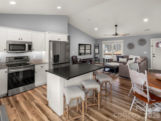 127 Walt Drive, Hendersonville, NC 28792