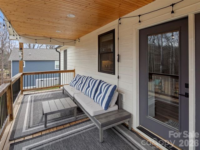 127 Walt Drive, Hendersonville, NC 28792