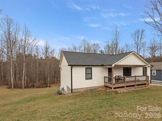 127 Walt Drive, Hendersonville, NC 28792