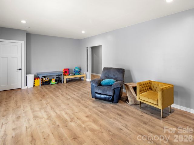 127 Walt Drive, Hendersonville, NC 28792