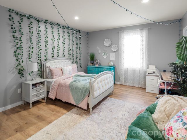 127 Walt Drive, Hendersonville, NC 28792