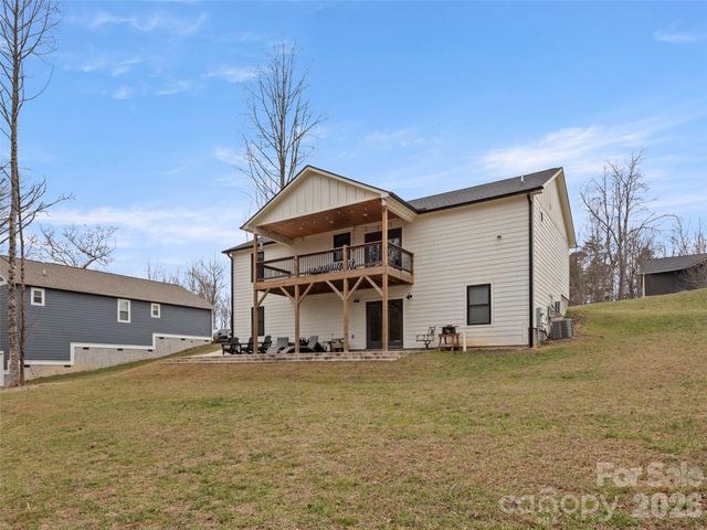 127 Walt Drive, Hendersonville, NC 28792