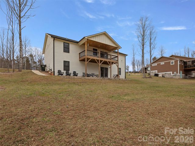 127 Walt Drive, Hendersonville, NC 28792