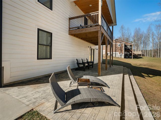 127 Walt Drive, Hendersonville, NC 28792