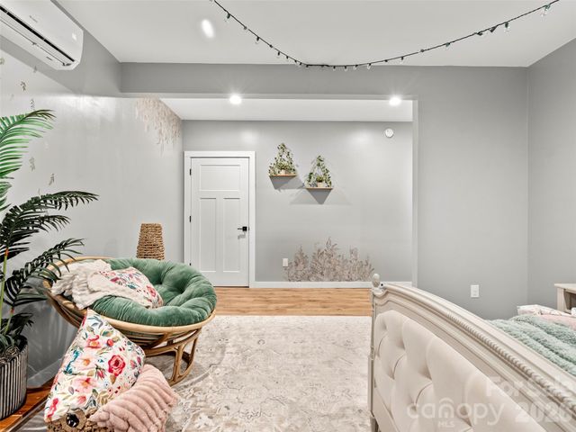 127 Walt Drive, Hendersonville, NC 28792