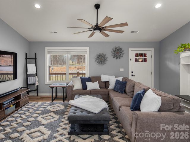 127 Walt Drive, Hendersonville, NC 28792