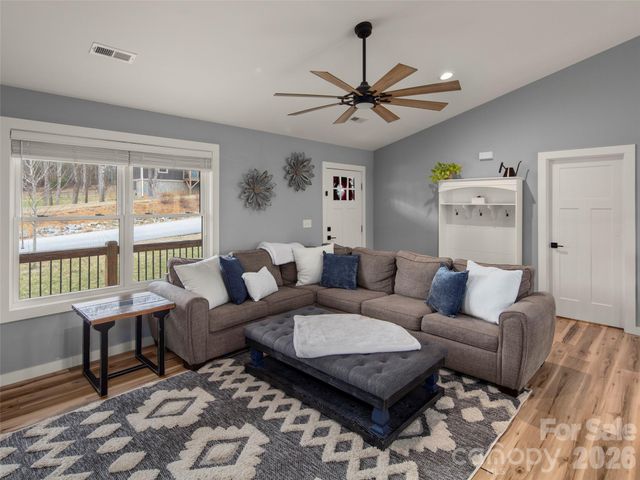 127 Walt Drive, Hendersonville, NC 28792