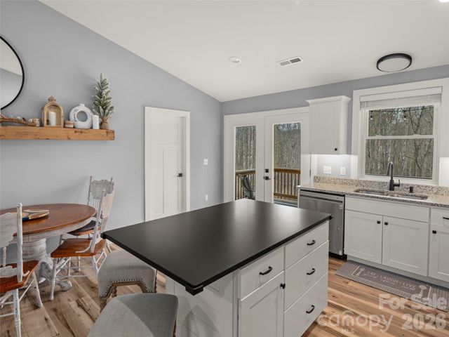 127 Walt Drive, Hendersonville, NC 28792