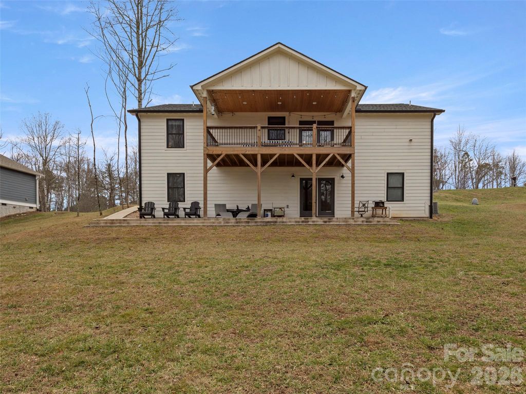 127 Walt Drive, Hendersonville, NC 28792