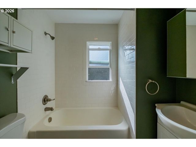 9232 Se HARRISON St, Portland, OR 97216