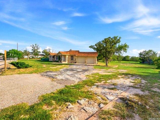 600 S STORTS ST, Poth, TX 78147