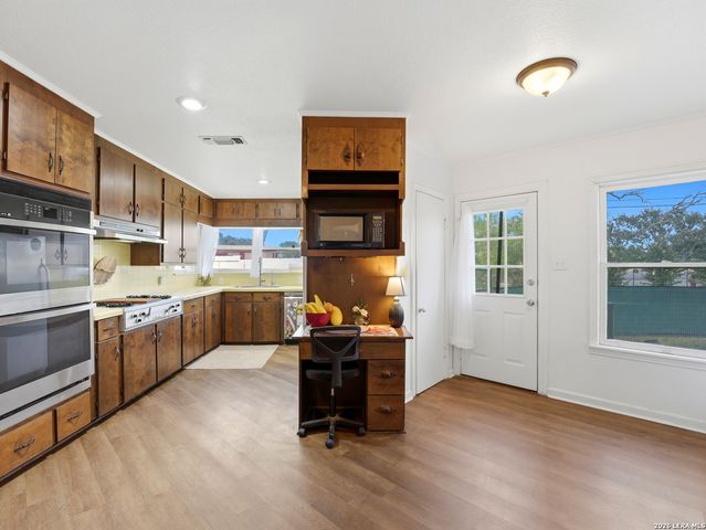 600 S STORTS ST, Poth, TX 78147