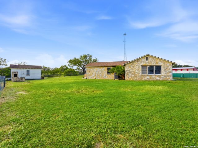 600 S STORTS ST, Poth, TX 78147