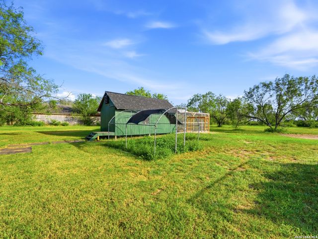 600 S STORTS ST, Poth, TX 78147