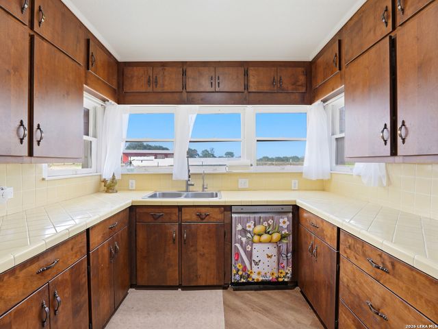 600 S STORTS ST, Poth, TX 78147