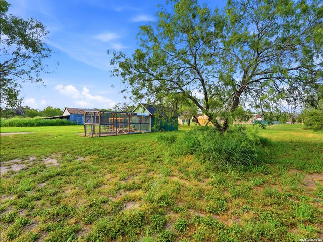 600 S STORTS ST, Poth, TX 78147