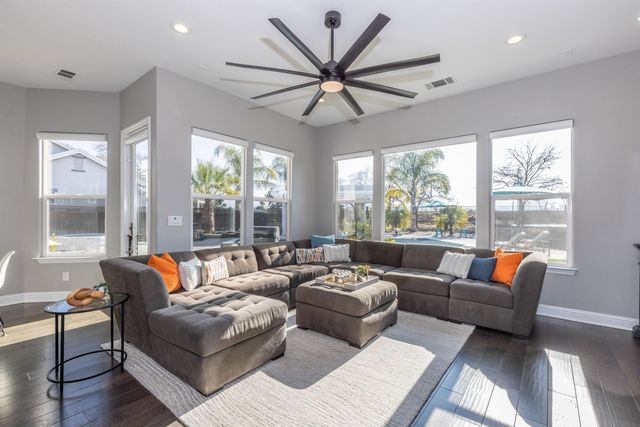 886 Old Oak Rd, Livermore, CA 94550