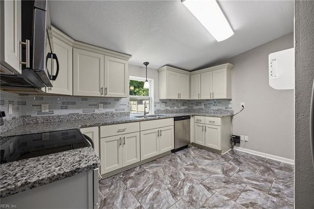 9 Chamberlin AVE W, Hampton, VA 23666