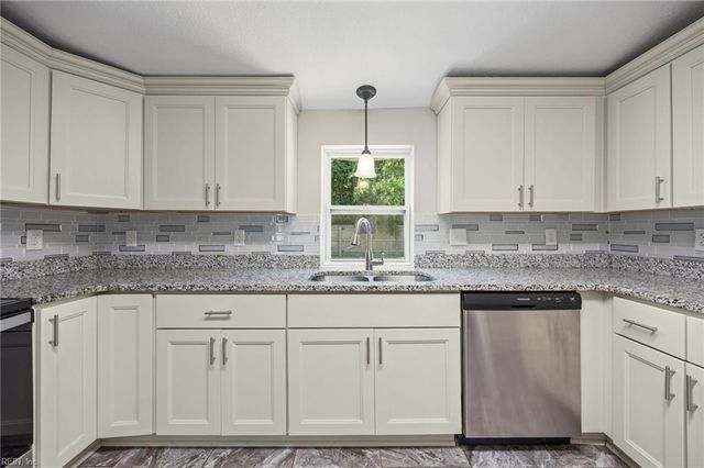 9 Chamberlin AVE W, Hampton, VA 23666