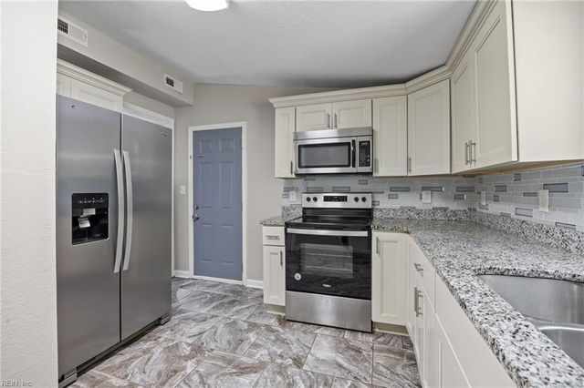 9 Chamberlin AVE W, Hampton, VA 23666