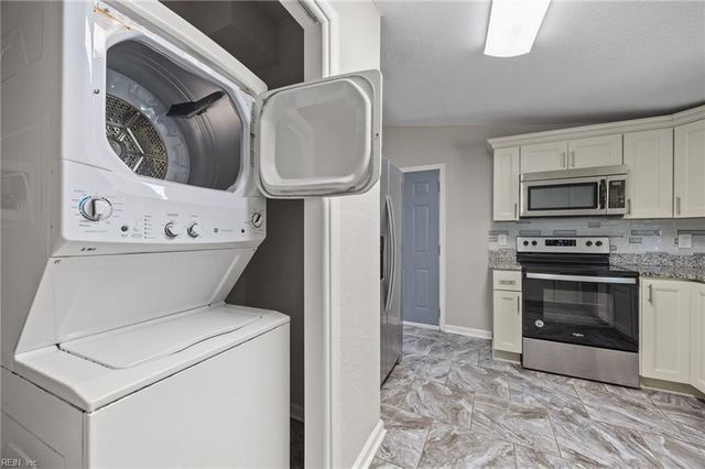 9 Chamberlin AVE W, Hampton, VA 23666