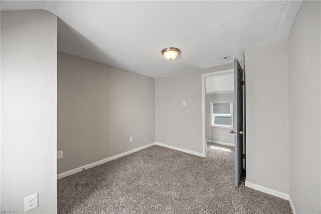 9 Chamberlin AVE W, Hampton, VA 23666