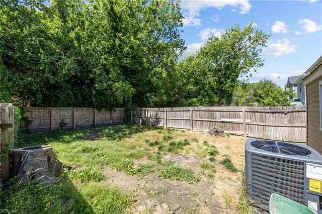 9 Chamberlin AVE W, Hampton, VA 23666