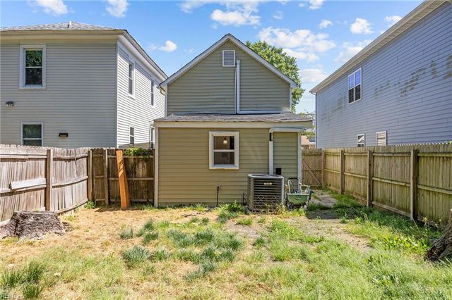 9 Chamberlin AVE W, Hampton, VA 23666