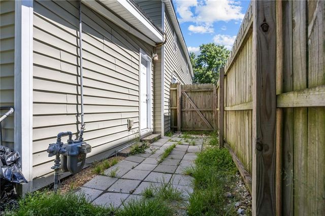 9 Chamberlin AVE W, Hampton, VA 23666