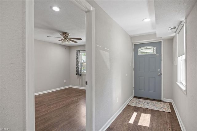 9 Chamberlin AVE W, Hampton, VA 23666