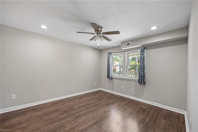 9 Chamberlin AVE W, Hampton, VA 23666