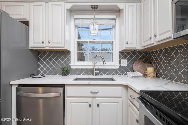 9007 Ash Ave, Pewee Valley, KY 40056