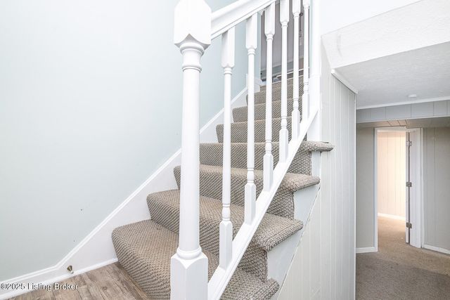 9007 Ash Ave, Pewee Valley, KY 40056